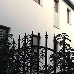 Studio u Parkplatz, zentrale Ruhelage neben Grünoase